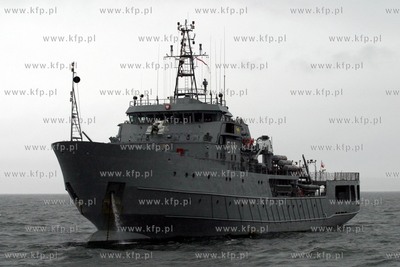 Okret ORP Kontradmiral Xawery Czernicki na morzu przed...