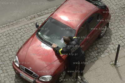 Partol Strazy Mieskiej wystawia mandat za zle parkowanie...