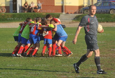 Mlodzi pilkarze na boisku w Sulminie. Mecz pilkarski...