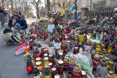 Sopot. Ul. Armii Krajowej 55. Ludzie skladaja kwiaty...