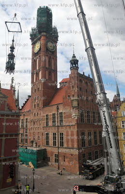 Po zdemontowaniu szczytowej czesci helmu wiezy Ratusza...