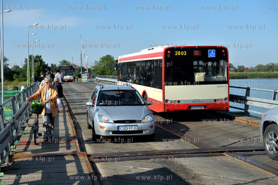 Sobieszewo. Przez most pontonowy na Martwej Wisle ...