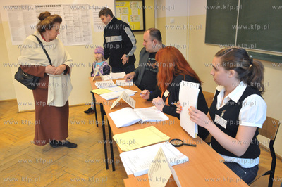 Wybory parlamentarne 2011. Lokal wyborczy w budynku...