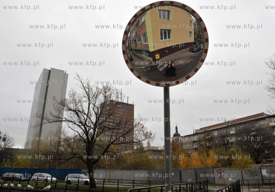 Gdansk.Ul. Rybaki Gorne i kanal Raduni. Lustro drogowe...