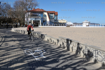 Sopot. Sciezka dla spacerowiczow i rowerowa na wysokosci...