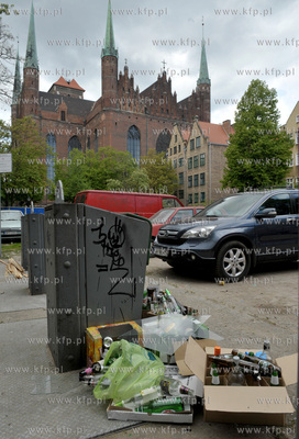 Przepelniony, podziemny smietnik w Gdansku miedzy ul....