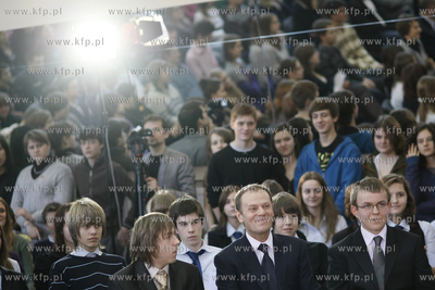 Gdynia. Gimnazjum nr 24 . Premier RP Donald Tusk wzial...