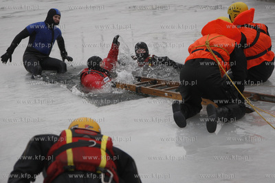 Gdynski Basen Jachtowy. Strazacy Jednostki Ratowniczo...