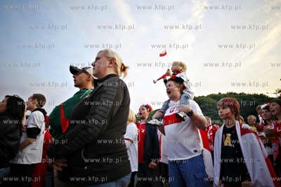 Gdansk. Mistrzostwa europy w pilce noznej. Kibice ogladaja...