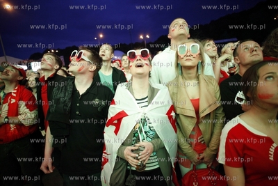 Gdansk. Mistrzostwa europy w pilce noznej. Kibice ogladaja...