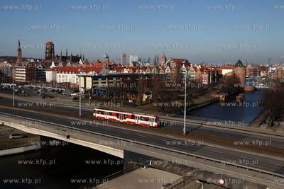 Tramwaj na moście nad Motławą w ciagu ulicy Podwale...