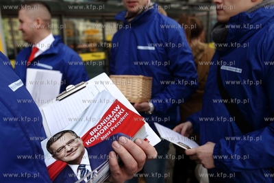 Gdańsk. CH Manhattan. Akcja zbierania podpisow poparcia...