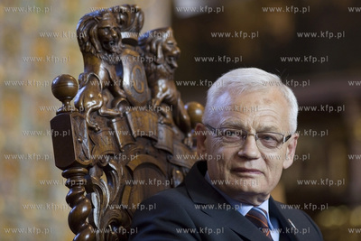 Dwor Artusa. Uroczysta sesja Rady Miasta Gdanska. Wreczenie...