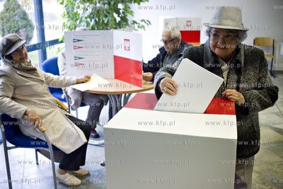 Obwodowa Komisja Wyborcza nr. 200 w Gdańsku. Głosowanie...