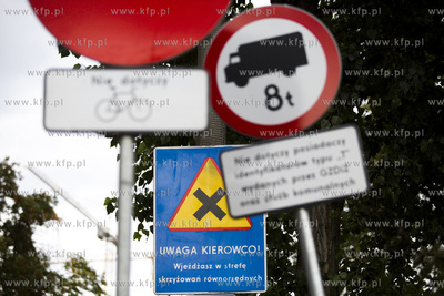 Znaki drogowe przy ul. Olejarna w Gdańsku. Nz.  zakaz...