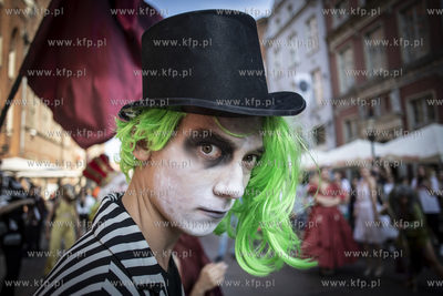 Parada Artystów w stylu Korkoro ulicami Długą i...