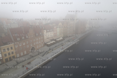 Jesienna mgła o poranku w Gdańsku. Długie Pobrzeże....