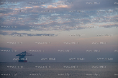 Statek Zhen Hua 36 z czterema potężnymi suwnicami...