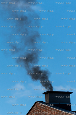 Czarny dym z komina. 22.11.2025 fot. Paweł Marcinko...