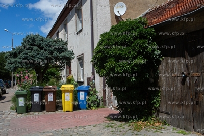 Gdańsk, ul. Zamenhofa. Pojemniki do segregacji śmieci....