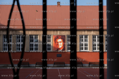 Gdańsk, Strzyża. Mural na ścianie IX LO w Gdańsku...