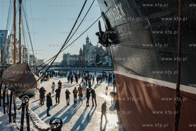 Tłumy spacerowiczów na zamarzniętej Motławie w...