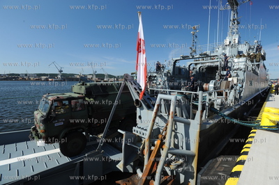 Port wojenny Gdynia Oksywie. 32 zolnierzy i 13 pojazdow...