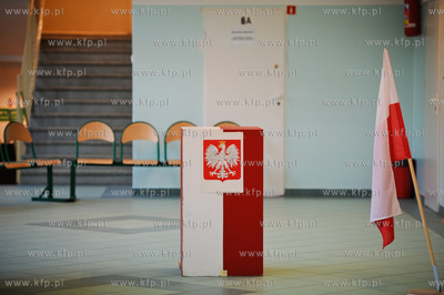 Gdansk. Obwodowa Komisja Wyborcza nr 80 w Gimnazjum...