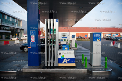 Gdansk. Wrzeszcz. Samoobsllugowa stacja paliw Neste...