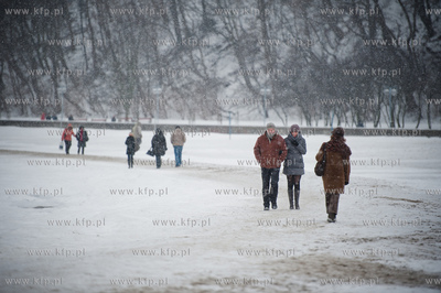 Gdynia. Mrozne zimowe popoludnie na plazy miejskiej....