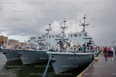Port w Gdyni. Zacumowane w Basenie Prezydenckim okrety...