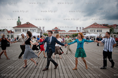 Sopot. Polonez na Molo. Wspolna akcja miast partnerskich...