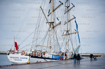 Gdynia. Nabrzeze Pomorskie. Zaglowiec Fryderyk Chopin...