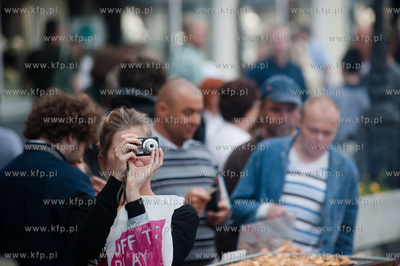 Gdansk. Dlugie Pobrzeze. Pelne turystow ulice starego...