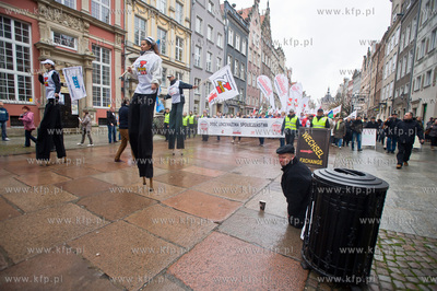 Gdansk. Ul. Dluga. Manifestacja niezadowolonia, zorganizowana...