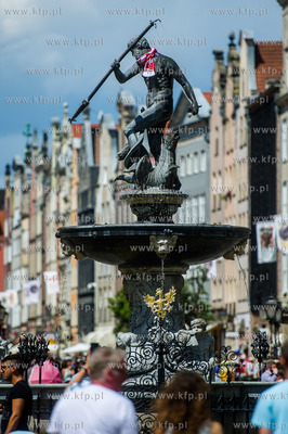 Gdańsk. Neptun przystrojony szalikiem w barwach narodowych.
01.07.2016
fot....