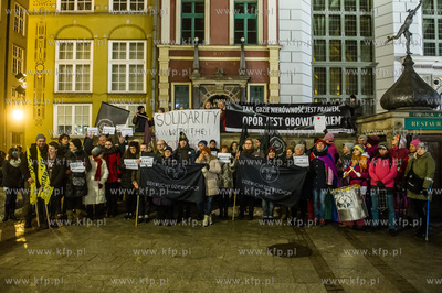 Gdańsk. Długi Targ. Pikieta - Solidarnie przeciwko...