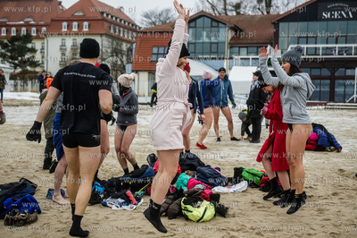 Plaża w Sopocie. Charytatywne morsowanie, w czasie...
