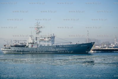 Port Wojenny w Gdyni Oksywiu. ORP Arctowski z grupą...