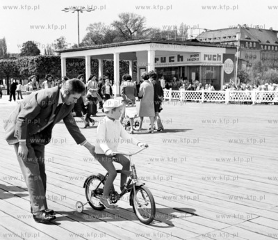 Nauka jazdy na trojkolowym dzieciecym rowerku na molo...