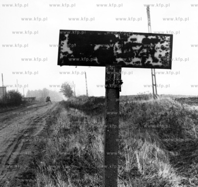Zardzewiala tablica z nazwa wsi Przyjazn w gminie Zukowo...