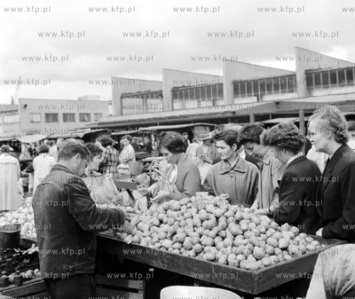 Handel na Hali Targowej w Gdyni. 1962 z0006164 Fot....