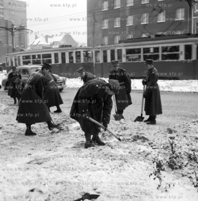 Wojsko odsnieza skrzyzowanie al. Grunwaldzkiej i Miszewskiego...