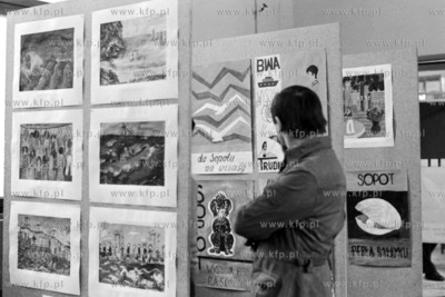 Wystawa prac dzieci i młodzieży z Młodzieżowego...