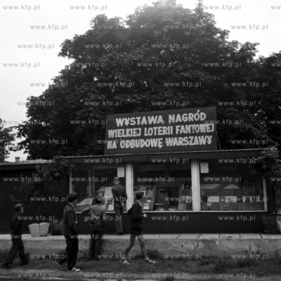 Młodzież przyglada się eksponatom przeznaczonym...