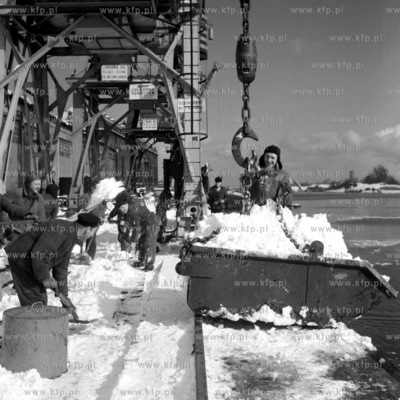 Usuwanie śniegu z nabrzeża portu w Gdańsku.
1962
0006277z_morskie
Fot....