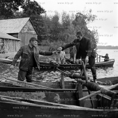 Połow ryb na jeziorze Wdzydzkim na Kaszubach.
09.1971
wrzesien1971_z.kosycarz_p22
Fot....