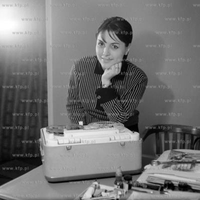 Kobieta przysłuchuje się nagroaniom z magnetofonu...