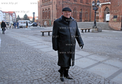 Jozef Oleksy spaceruje po rynku w Kolobrzegu. 09.02.2005...