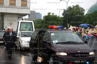 Wizyta papieza Benedykta XVI w Polsce. Papamobile wjezdza...